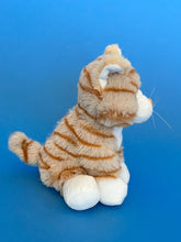 Charger l'image dans la visionneuse de la galerie, Orange plush cat side view