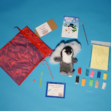Charger l'image dans la visionneuse de la galerie, Holiday Penguin Play make a teddy contents