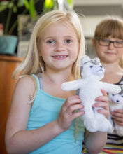 Charger l'image dans la visionneuse de la galerie, Girl with plush husky